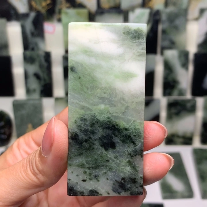 独山玉颈饰未镶嵌