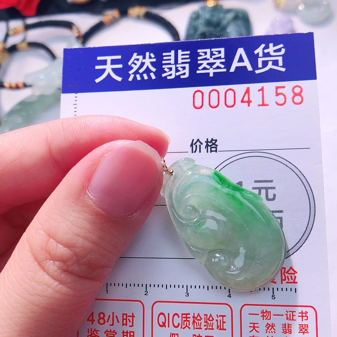 颈饰18K金镶嵌翡翠吊坠