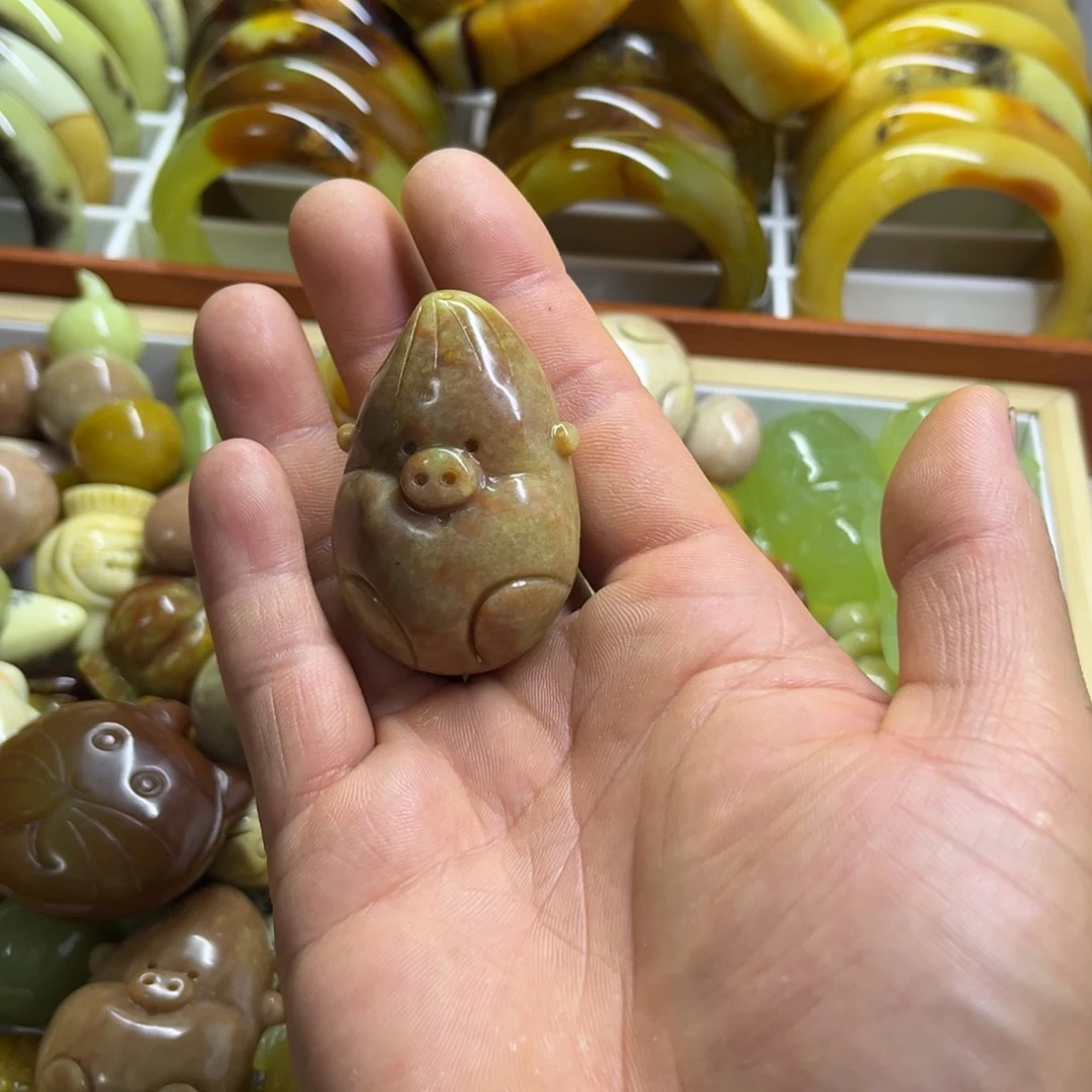 蛇纹石玉未镶嵌颈饰