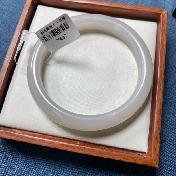 天然和田玉手镯 60