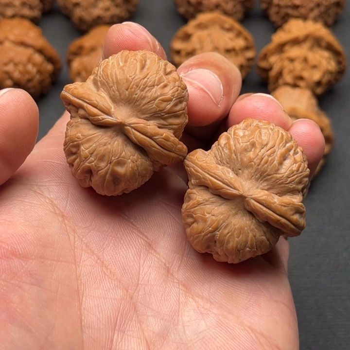 豪***刘文玩核桃把件元宝37