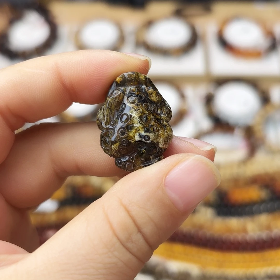 向***歌琥珀未镶嵌裸石大