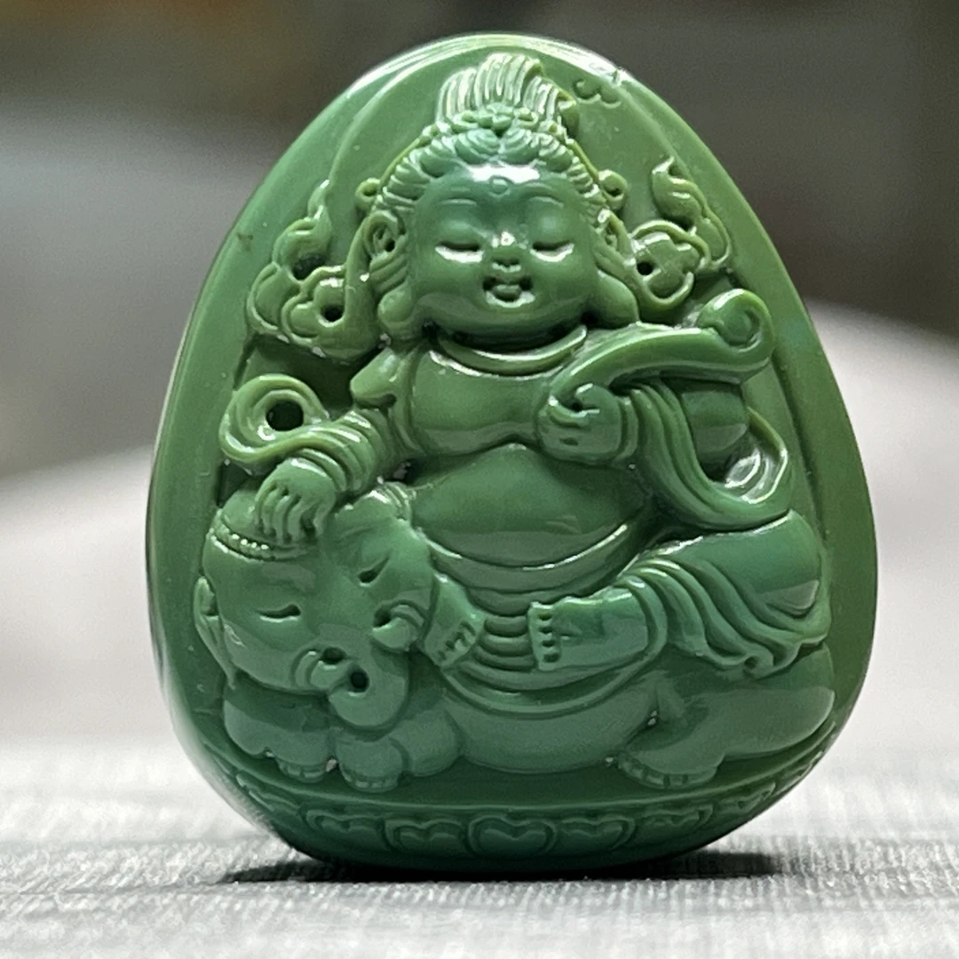 精品玉化料雕刻坠，尺寸20.7x24.3x14.4mm