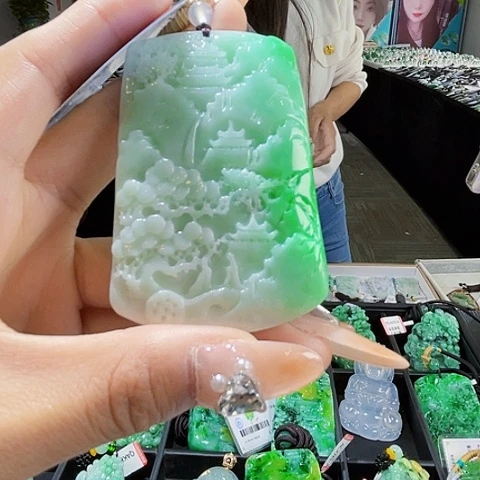 翡翠未镶嵌颈饰一个