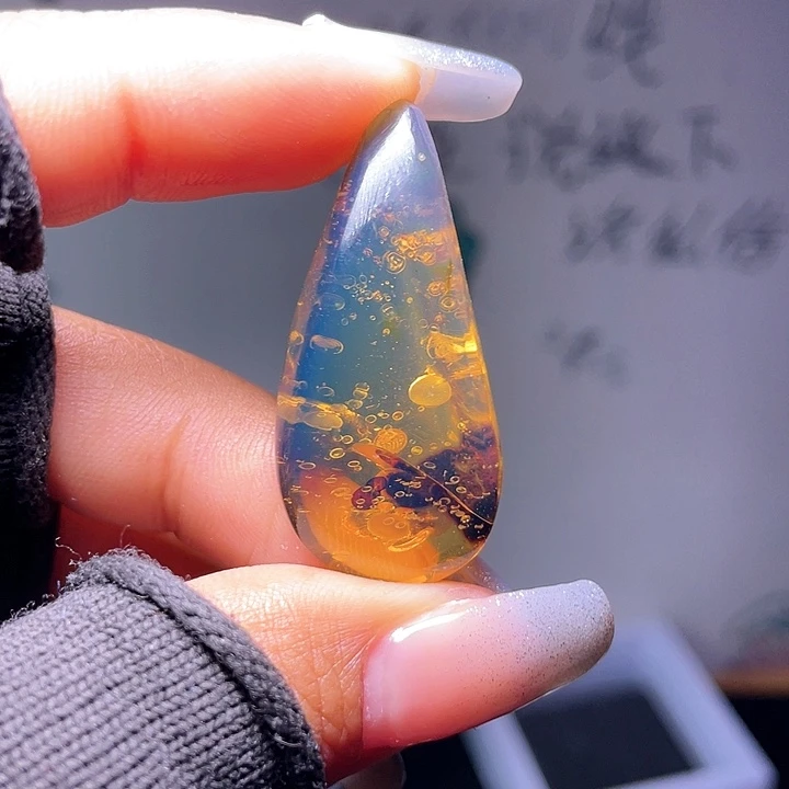 琥珀裸石未镶嵌？