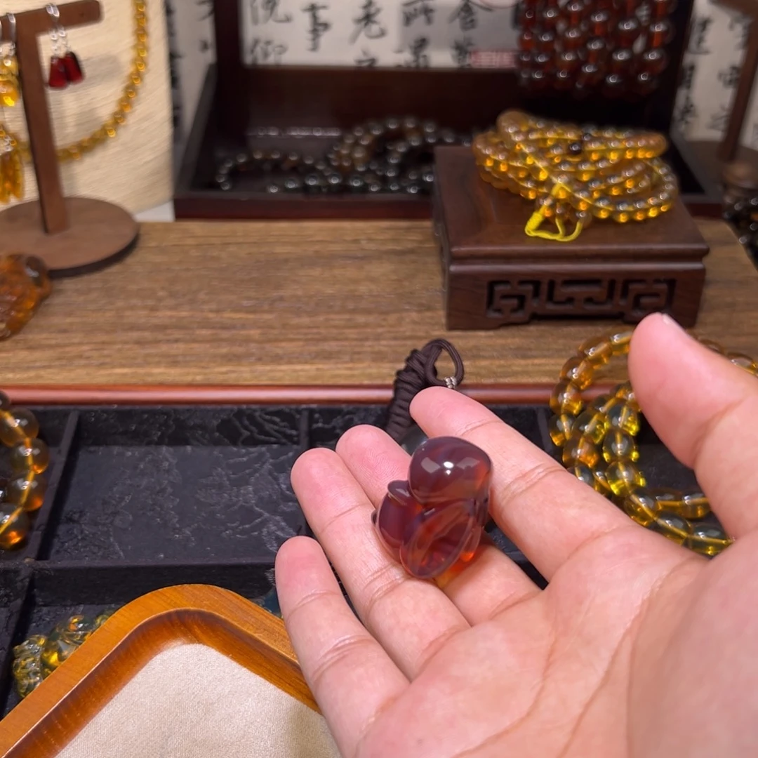 琥珀未镶嵌颈饰兔子