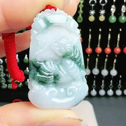 翡翠颈饰未镶嵌虎啸来财