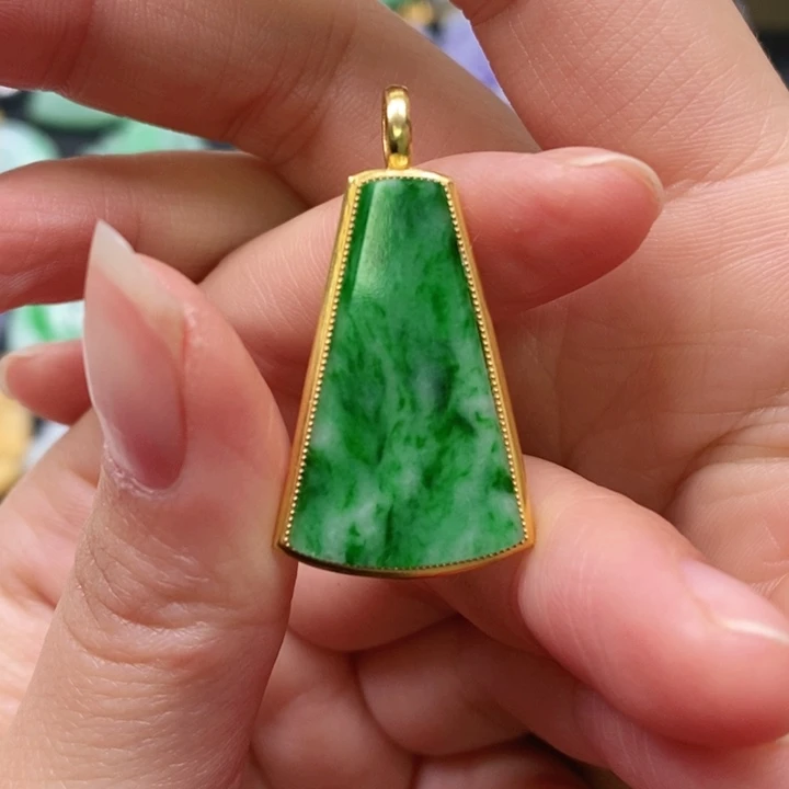 翡翠颈饰未镶嵌吊坠