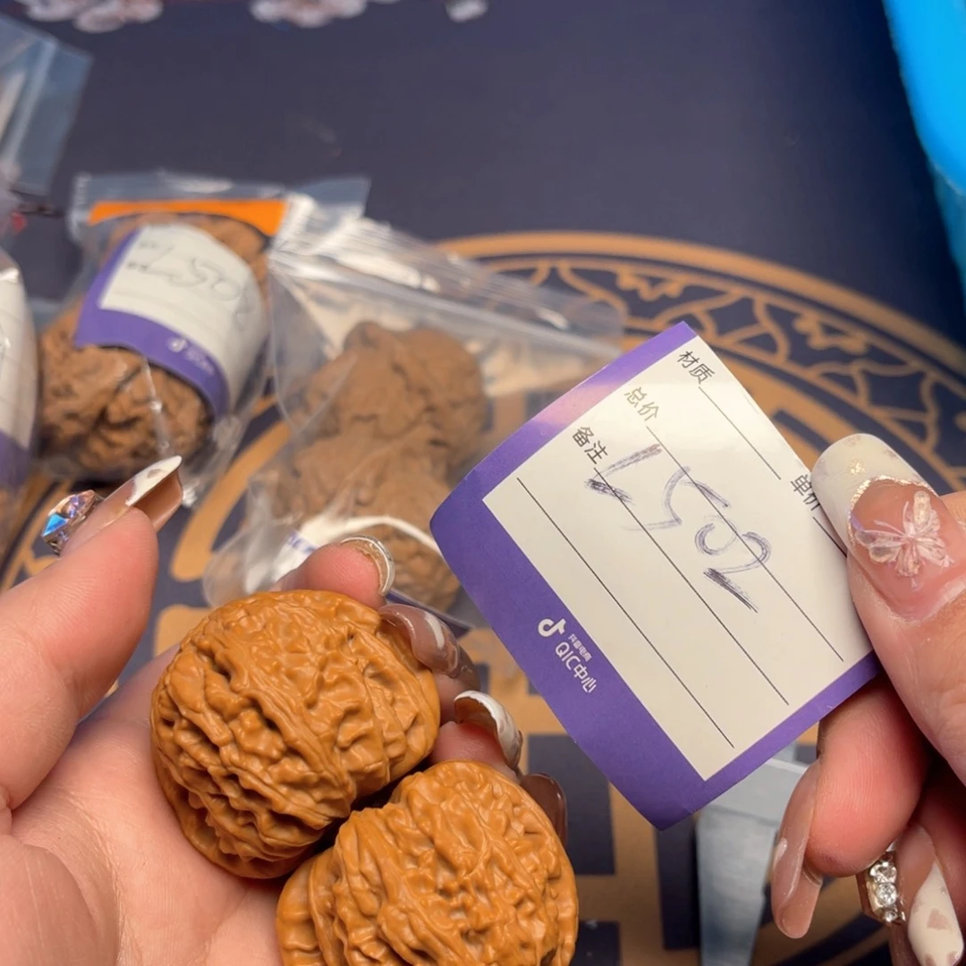 文玩核桃把件白狮子