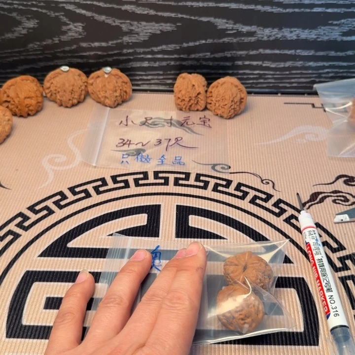 奥***莉大叶紫檀（黑酸枝木类）