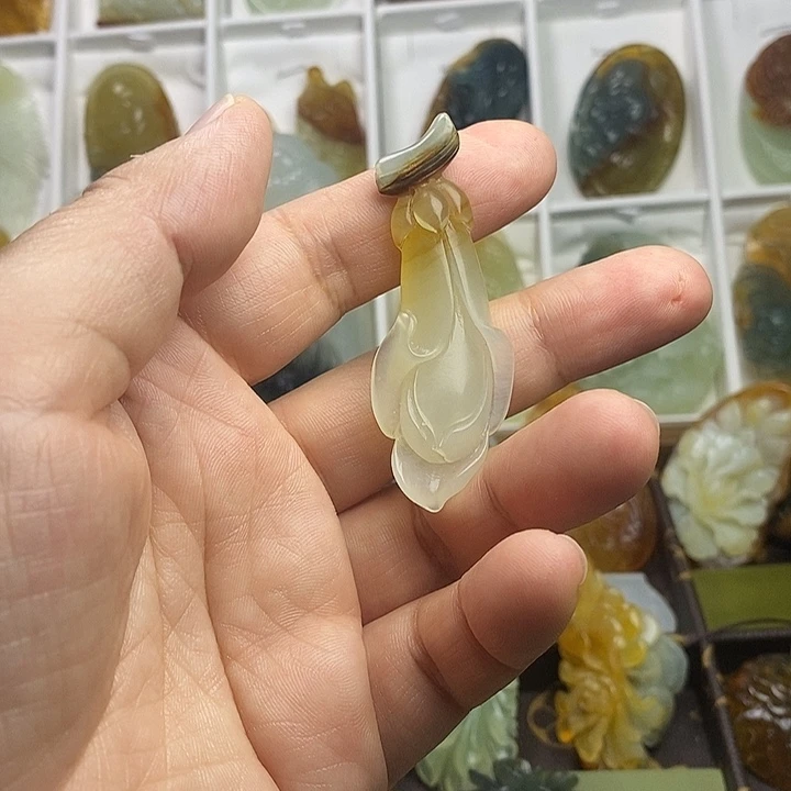 蛇纹石玉未镶嵌颈饰
