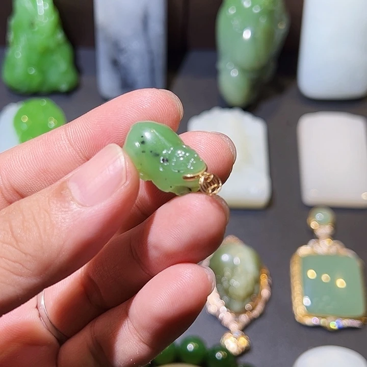 颈饰18K金镶嵌和田玉