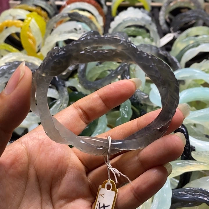 蛇纹石玉未镶嵌手镯为***?