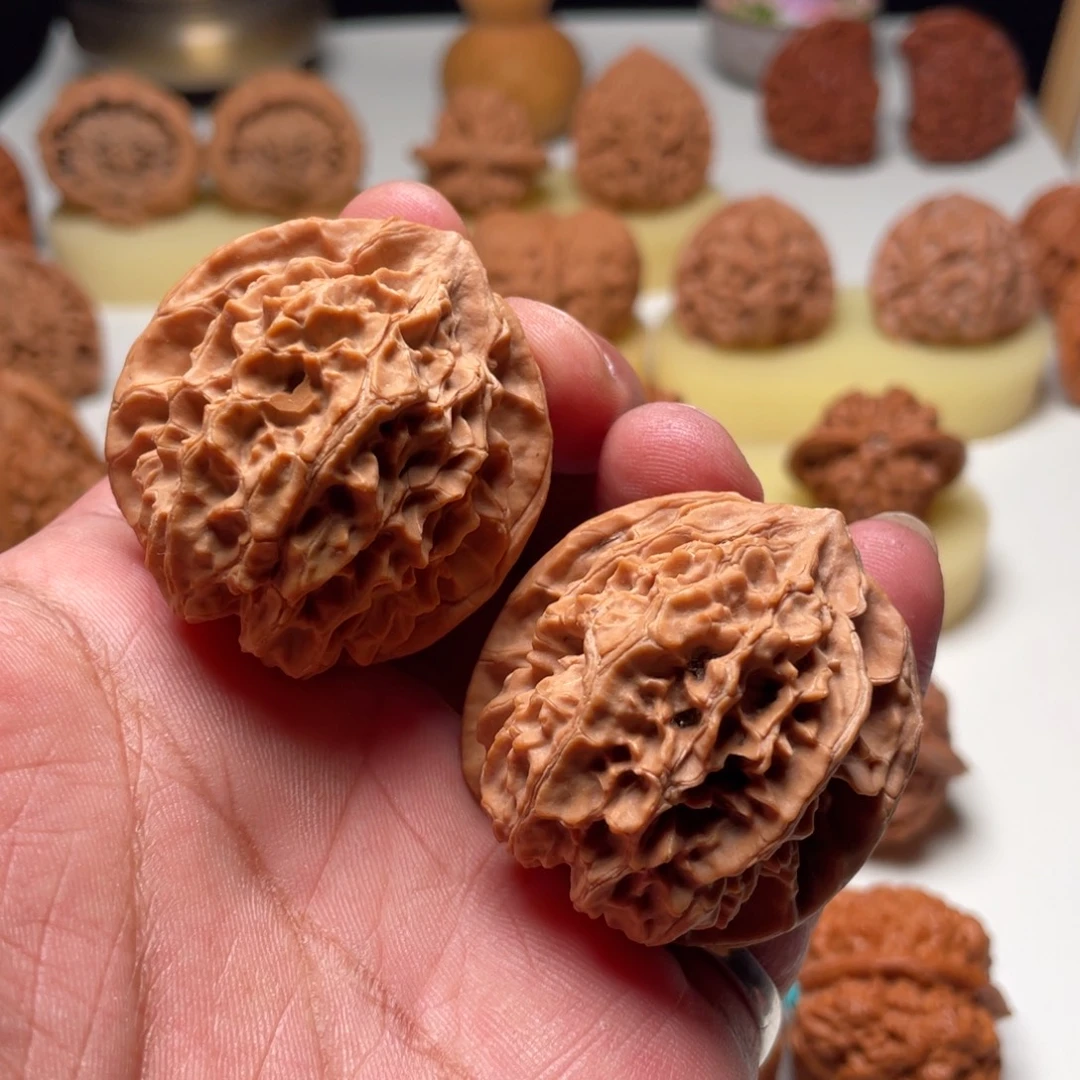 文玩核桃吊坠野生一线天