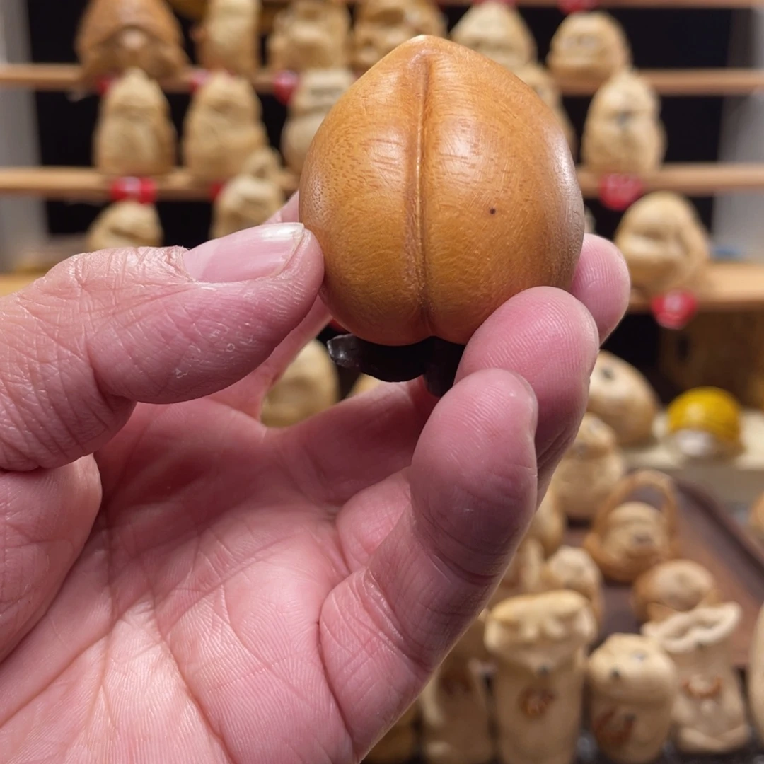 竹黄金檀桃子手把件