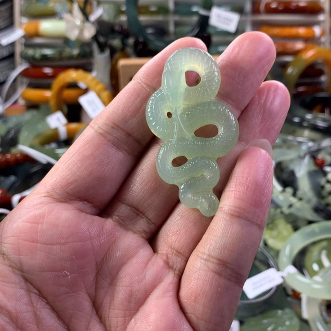 蛇纹石玉颈饰未镶嵌