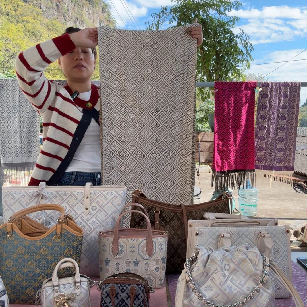 织绣壮锦围巾村民手工