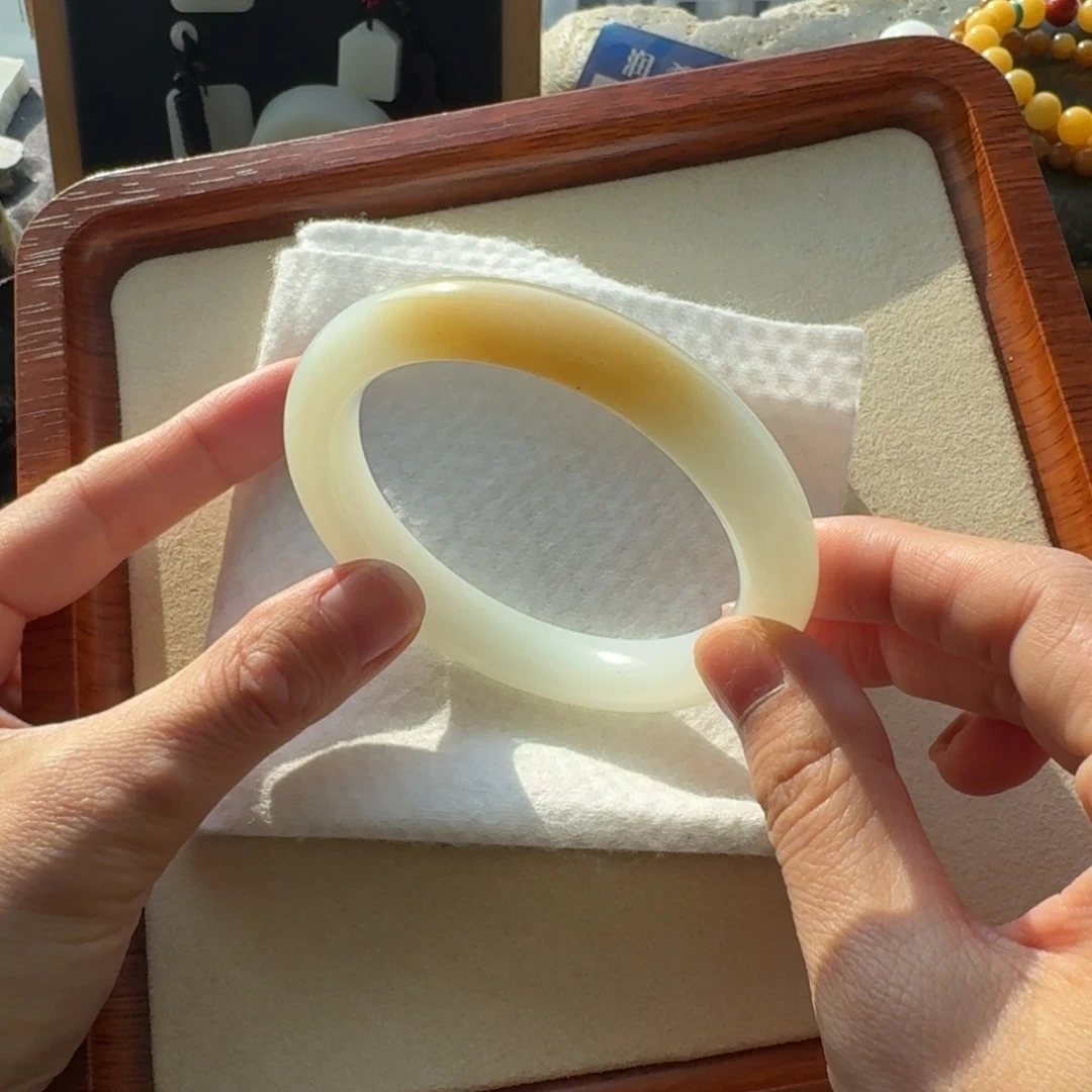 和田玉未镶嵌手镯