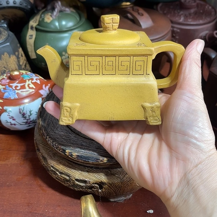 茶壶段泥原矿泥料手工制作的一把紫砂壶。