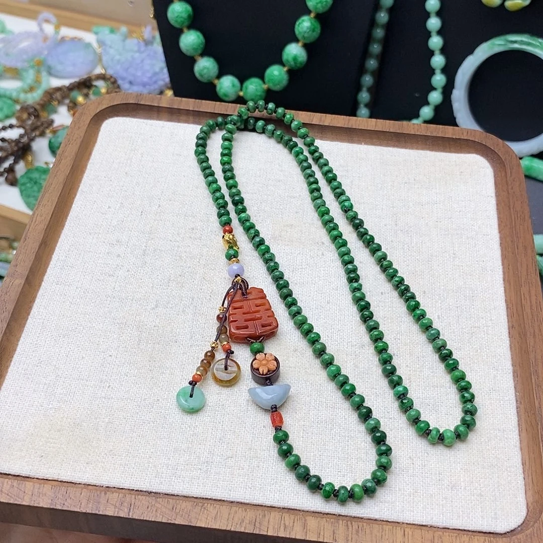 翡翠未镶嵌颈饰辣绿