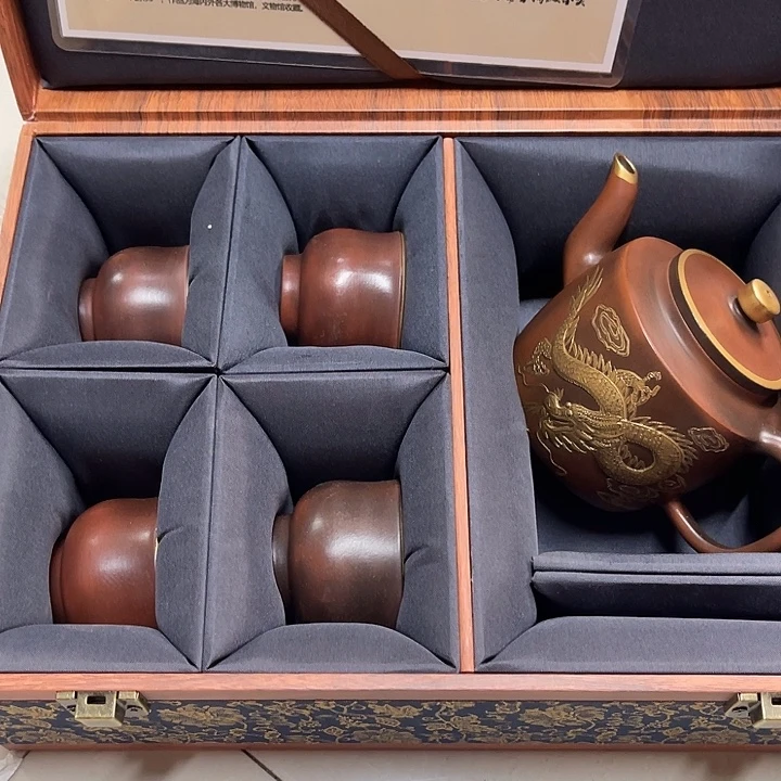 紫砂茶壶原矿泥料手工制作的一把紫砂壶。