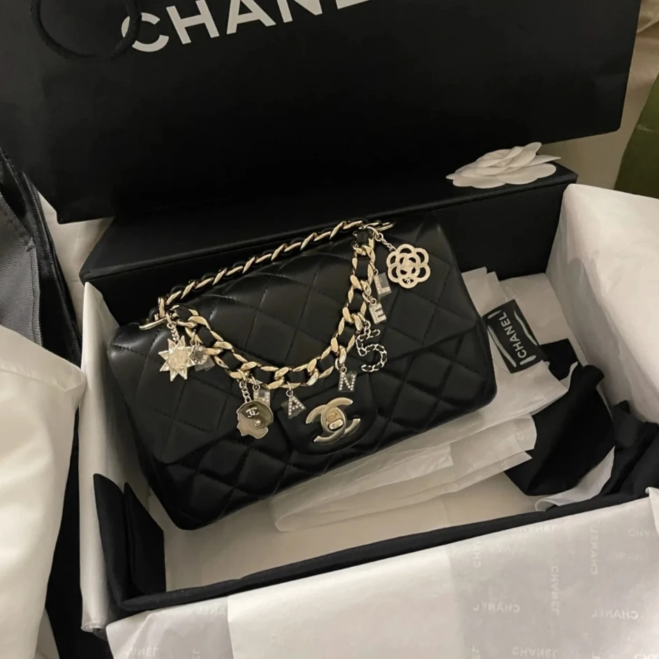 全新未使用 Chanel/香奈儿 限定山茶花徽章吊坠CF大mini