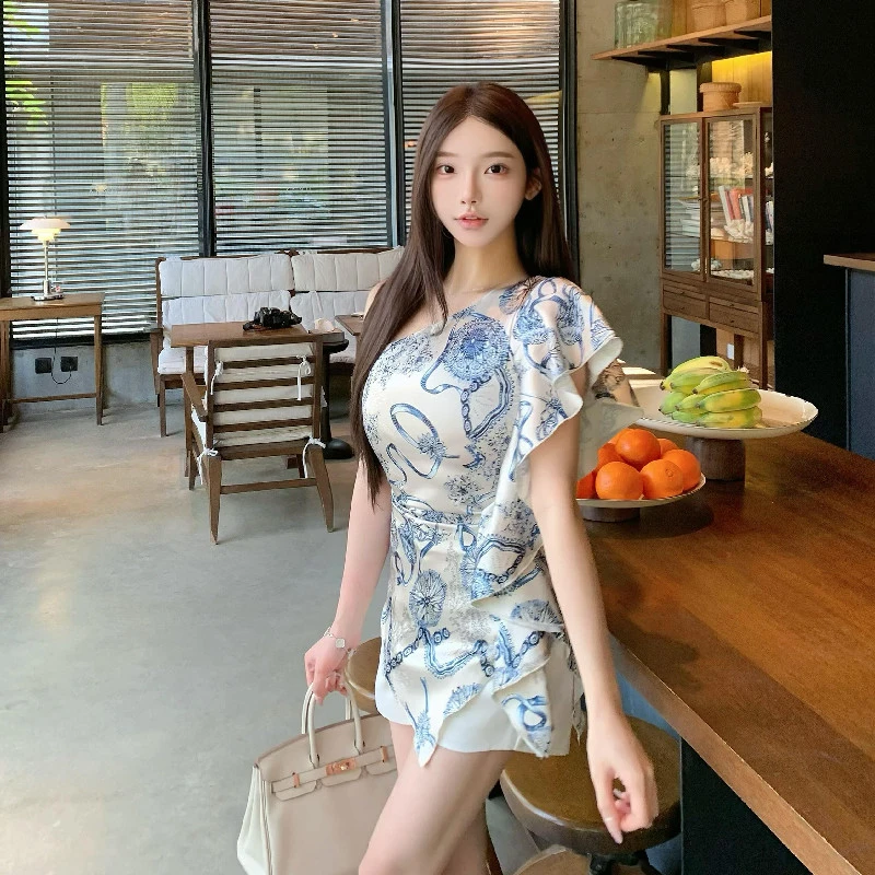 东方美学别致剪裁斜露肩青花瓷斜肩印花上衣女高级感缎面无袖衬衫