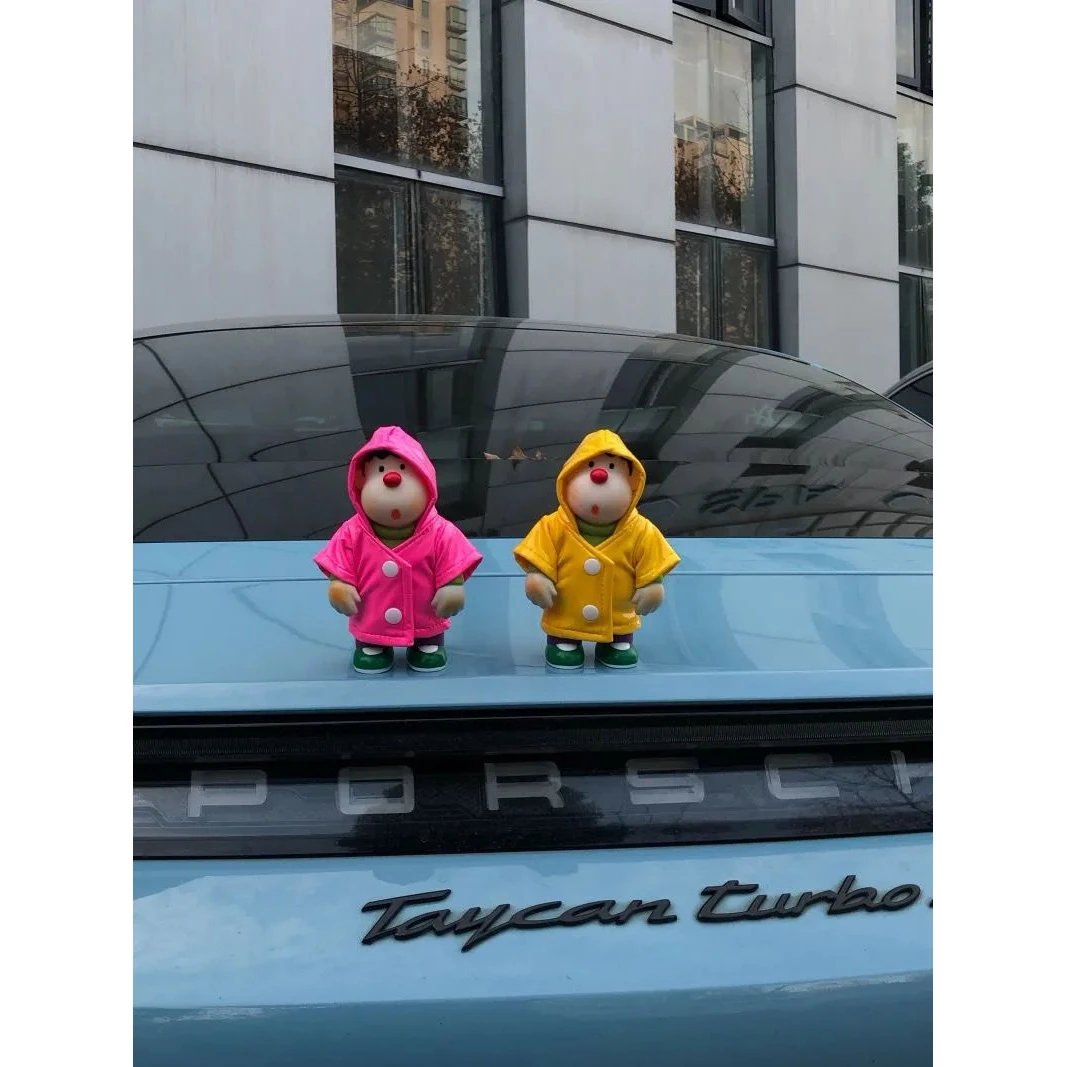 雨衣装歪头胖虎车载摆件汽车装饰品车尾部玩偶后备箱车顶车尾公仔