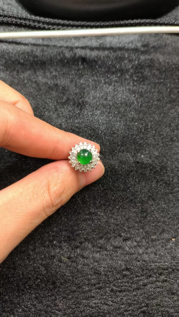 天然翡翠A货阳绿蛋面戒指