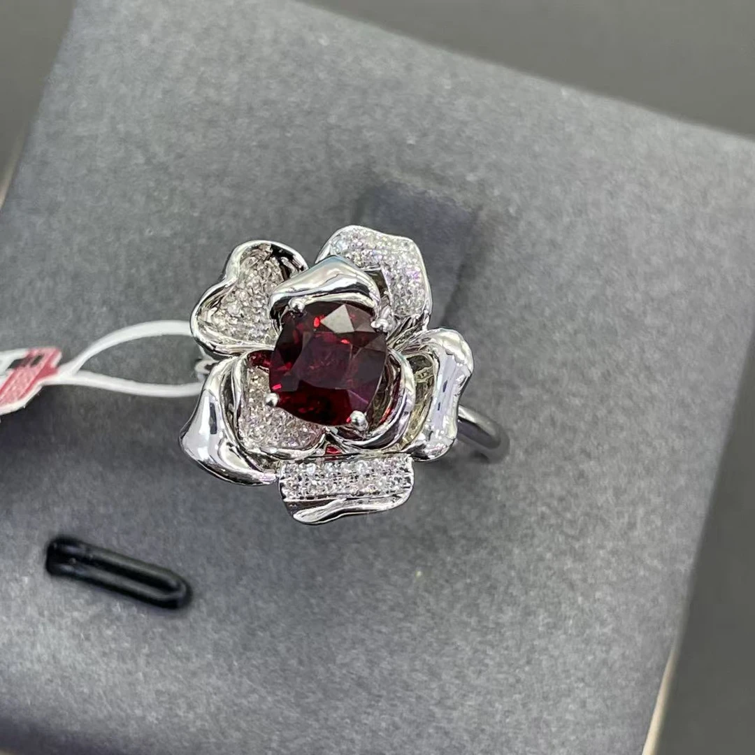 18K金镶嵌红宝石戒指1.40