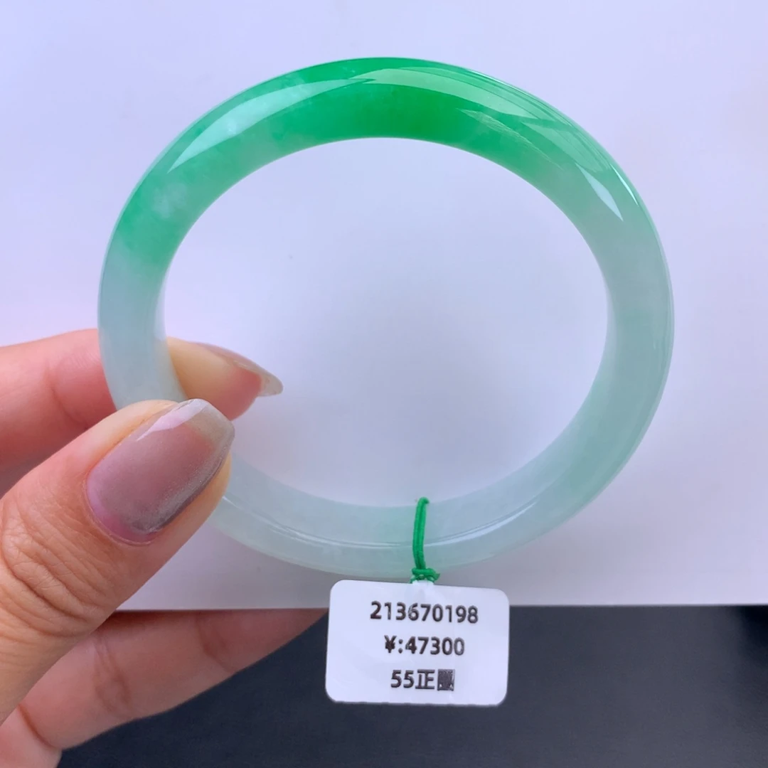 翡翠手镯未镶嵌新货）糯冰阳绿手镯（有瑕捡漏）