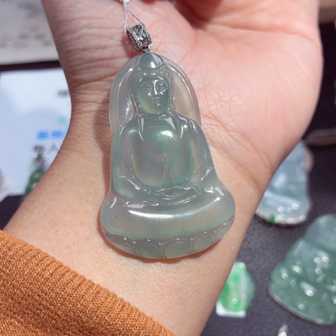 颈饰18K金镶嵌翡翠观音