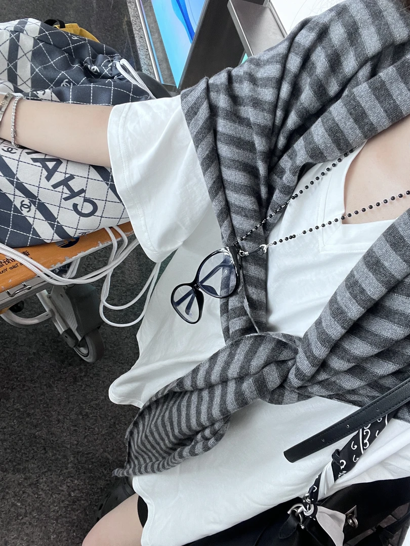 杨十七 一件狠宽松的大T恤裙 大v领