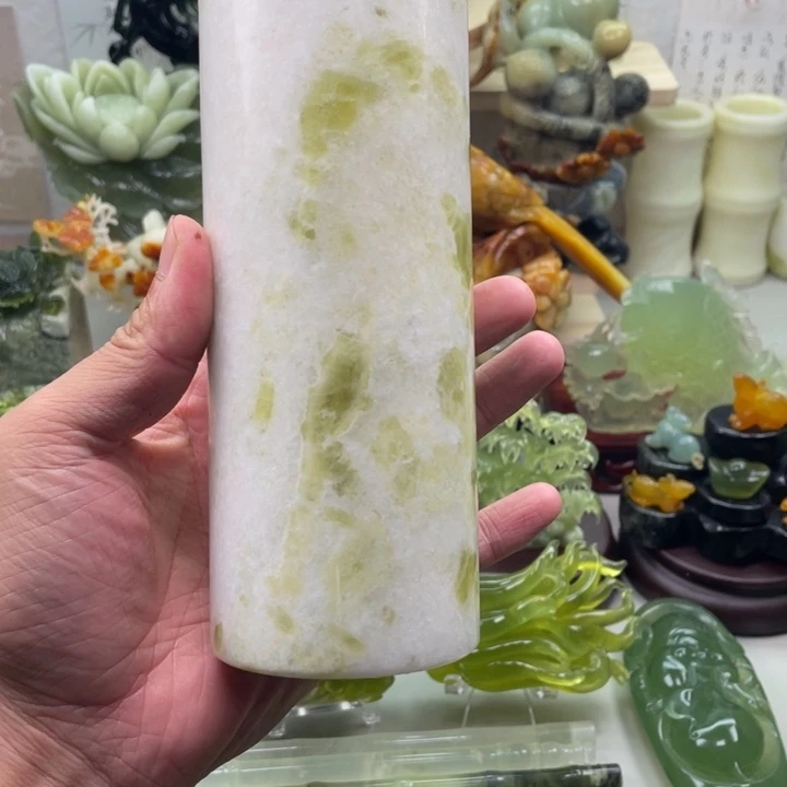 蛇纹石玉未镶嵌四大名玉杯子