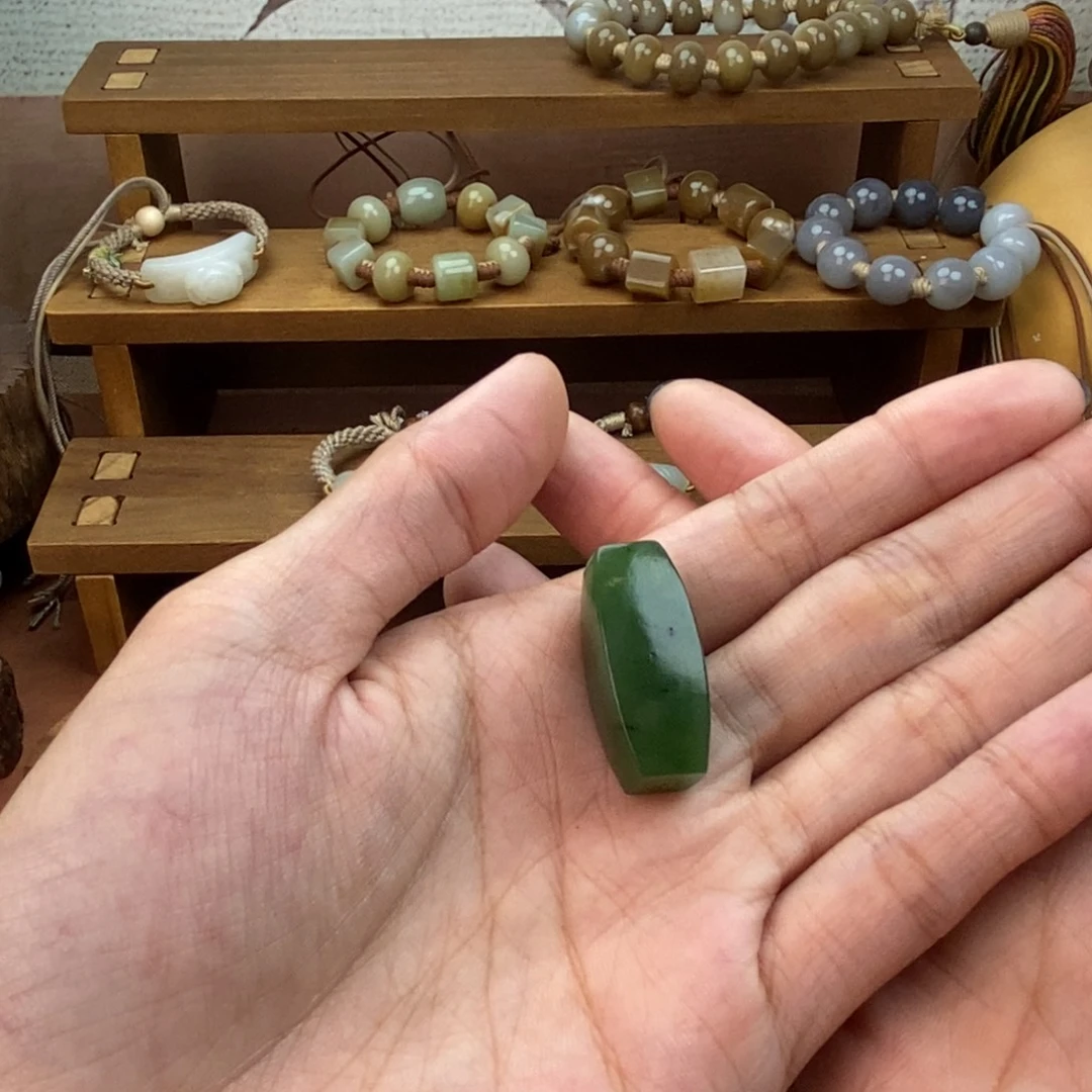 ****曹和田玉（碧玉）未镶嵌颈饰