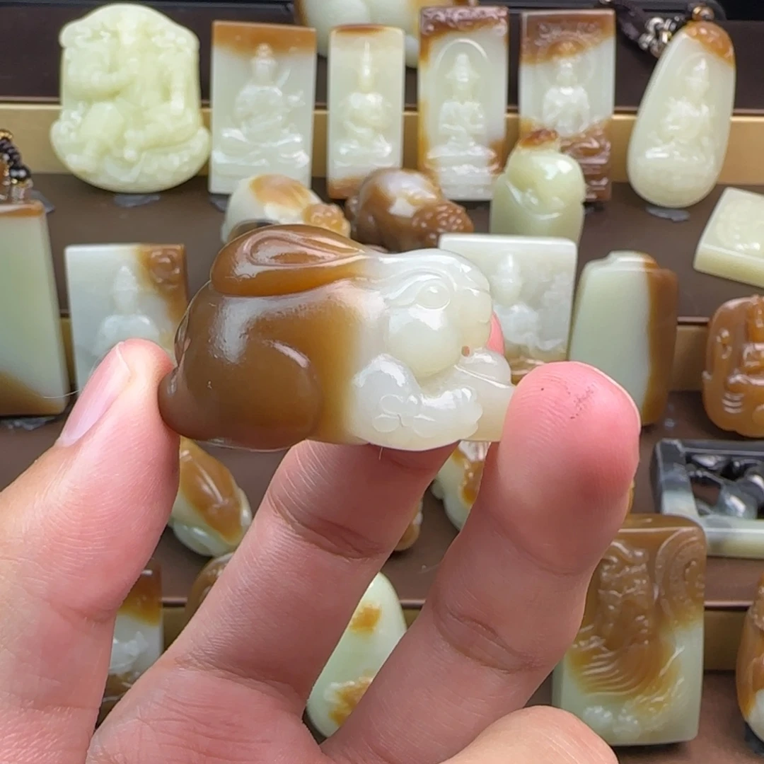 东***兵和田玉（糖玉）未镶嵌颈饰