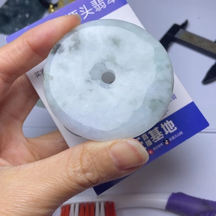 翡翠挂件未镶嵌翡翠