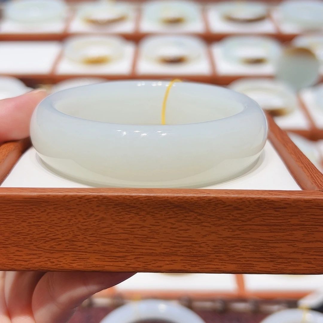 和田玉未镶嵌手镯