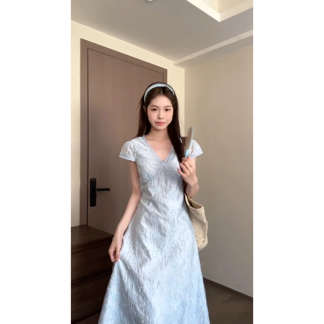 法式温柔风浅蓝色V领钩花连衣裙女夏季新款设计感别致气质长裙