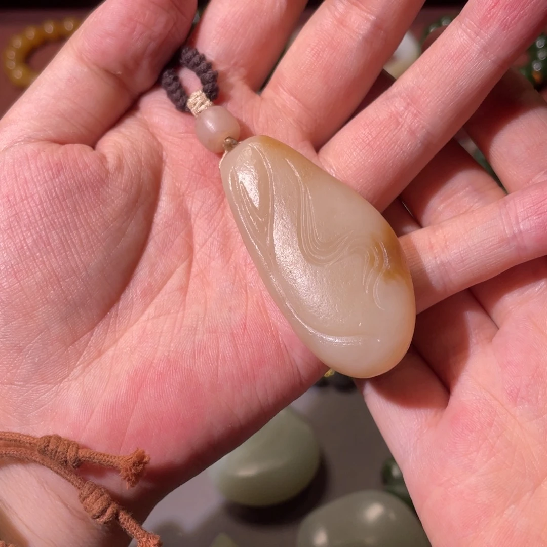 枫***叶和田玉未镶嵌颈饰