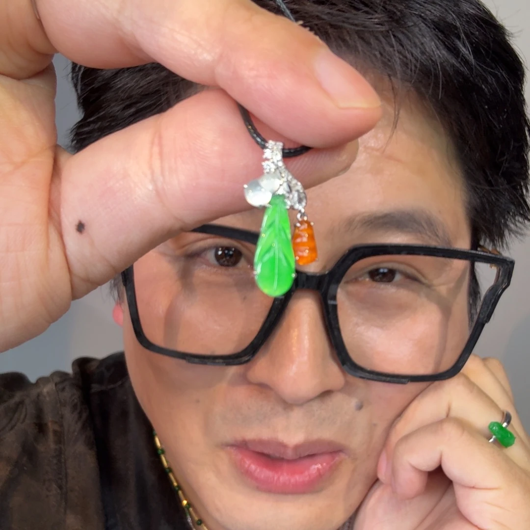 小***蛋翡翠18K金镶嵌颈饰一件