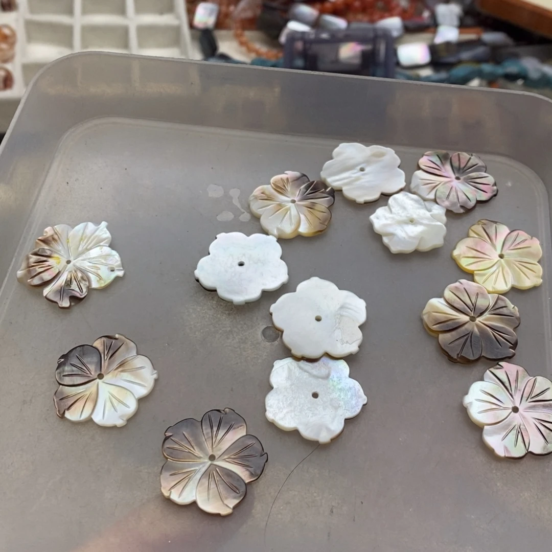 玛瑙/玉髓未镶嵌珠宝半成品两个天然黑蝶贝中孔花花