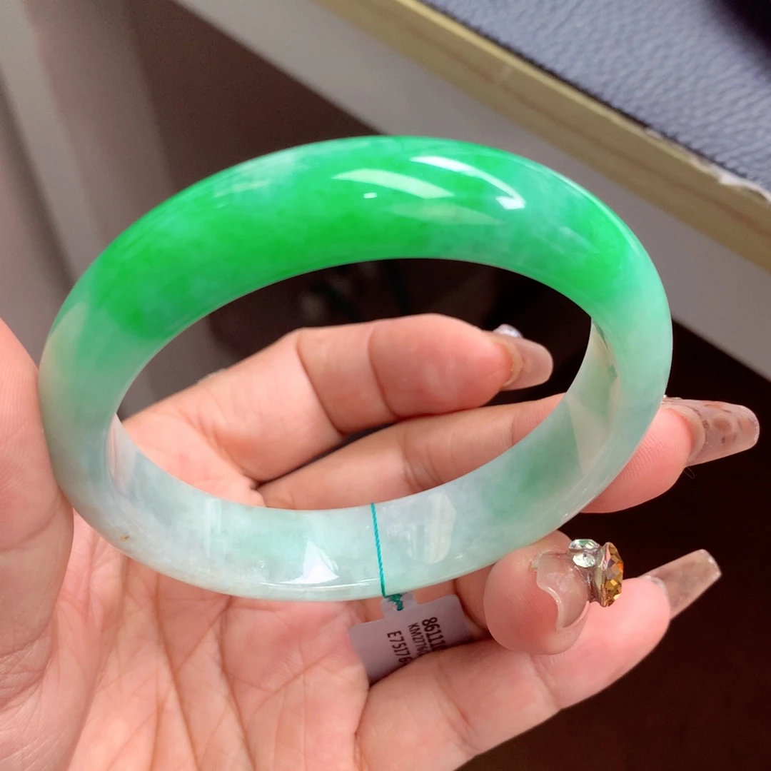 翡翠手镯未镶嵌缅甸