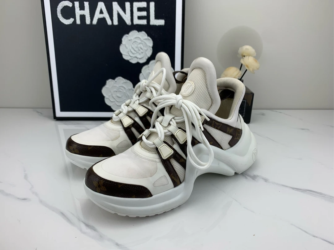 99新 LouisVuitton/路易威登 白色老花老爹鞋 38码 原盒/mg00011