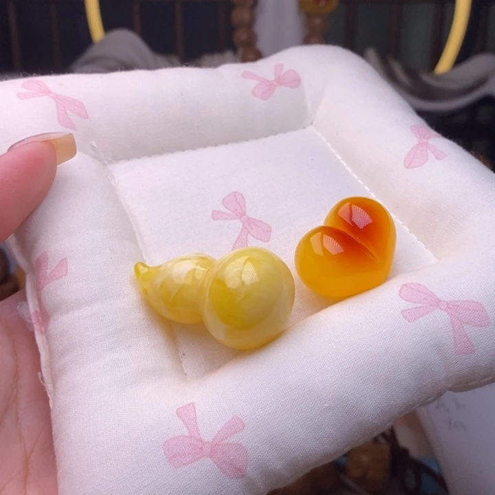 聚***铁皮质非金属配饰两个