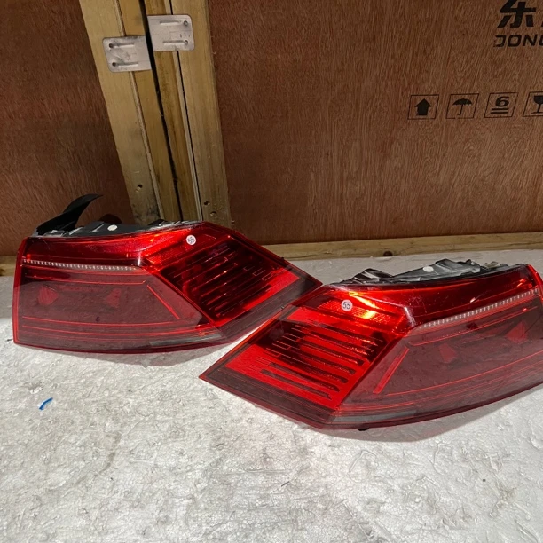 大众迈腾B8尾灯一对