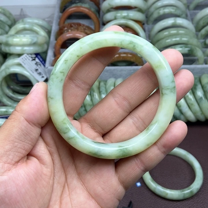 蛇纹石玉手镯未镶嵌早**天