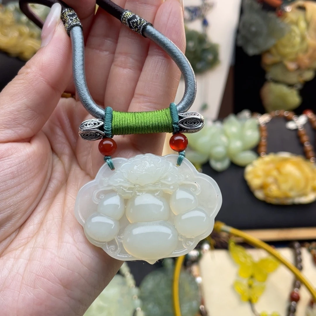 蛇纹石玉颈饰未镶嵌