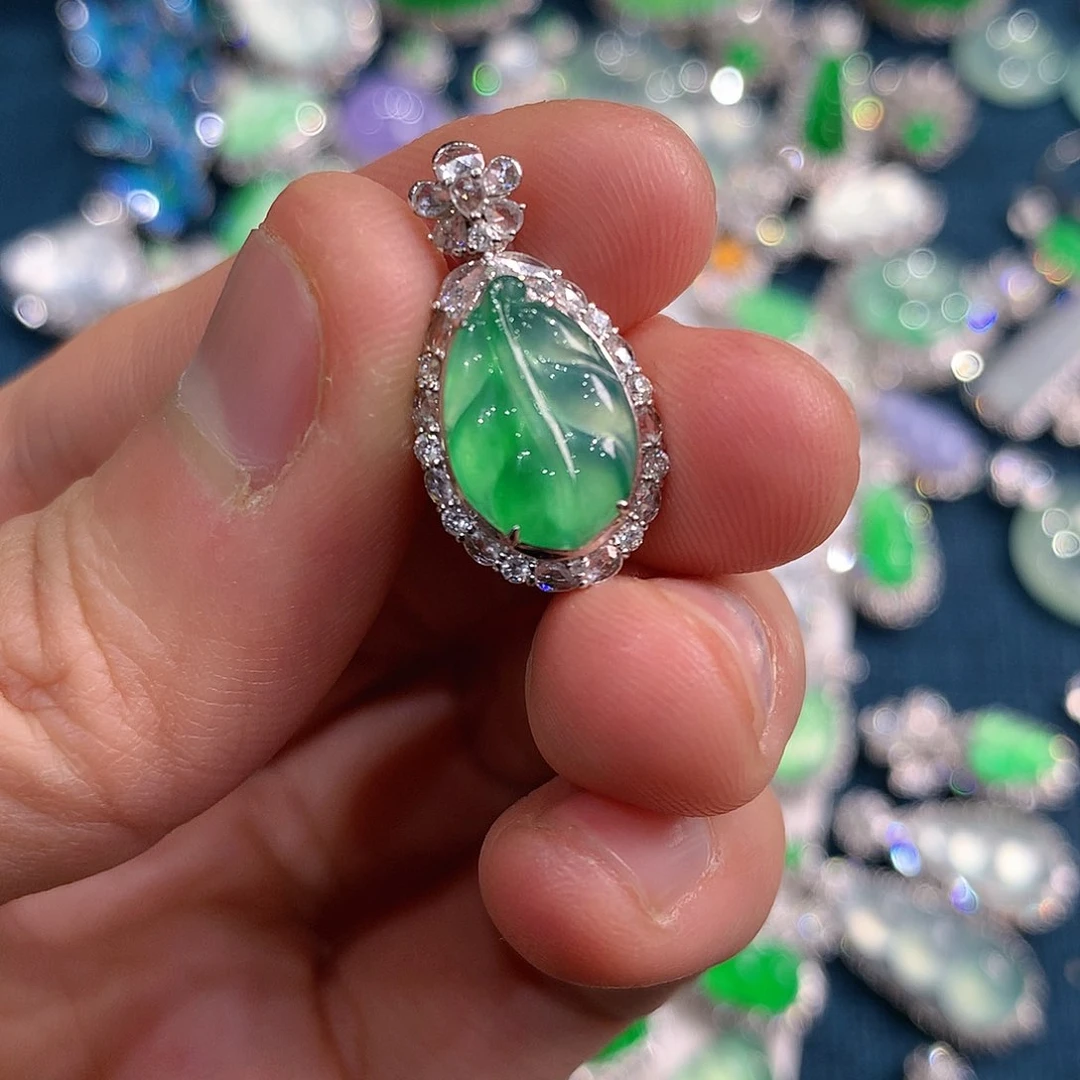 翡翠颈饰18K金镶嵌叶子