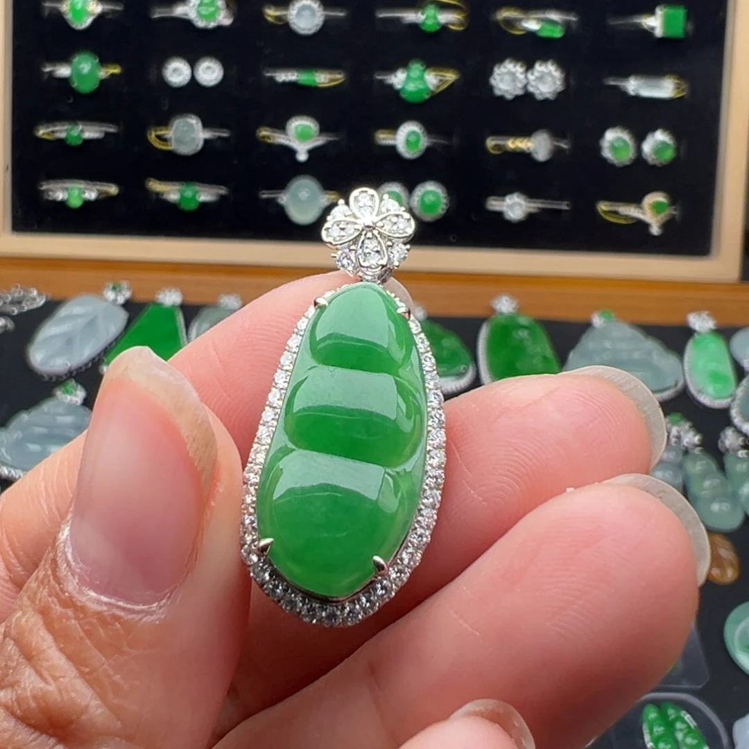 翡翠18K金镶嵌颈饰豆